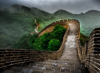 Deurstickers Chinese Muur Het gedeelte van de Grote Muur Badaling met wolken en mist, Peking, China