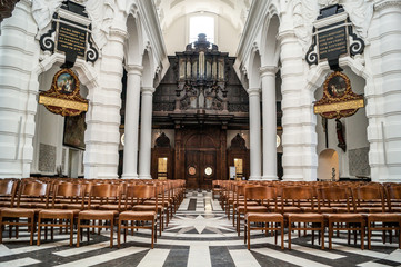 à l'intérieur de l'église