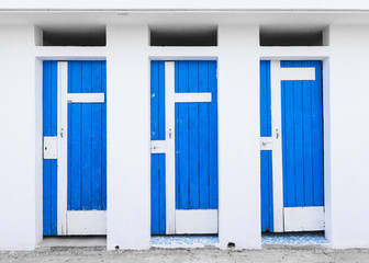 Rustikale Umkleidekabinen mit blauen Holztüren
