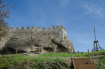 Torre central del Castillo de Penela y máquina de asedio