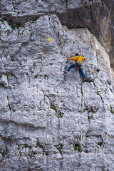 Persona che fa arrampicata libera sulla montagna