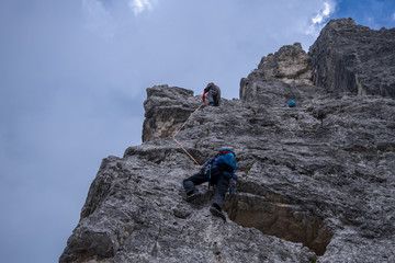 Persone che fanno arrampicata libera sulla montagna