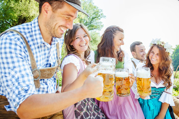 Freunde Trinken Bier in der Bayerischer Tracht an der Isar
