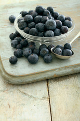 preparing fresh blueberries