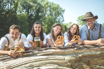 Freunde in Bayern Feiern Oktoberfest an der Isar 