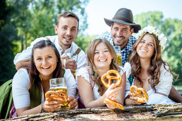 Freunde in Bayern Feiern Oktoberfest an der Isar 