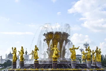 Papier Peint photo Fontaine golden fountain of peoples friendship in moscow summer water blue sky