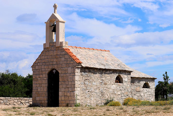 kościół nad jeziorem vransko Croatia, tiny catholic church in croatia