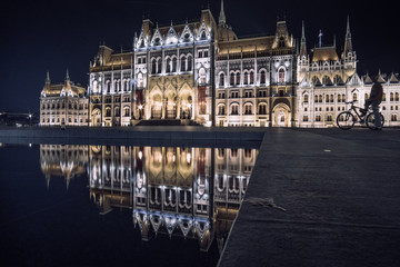 Obraz premium Budapest Parliament reflecting on the water at night