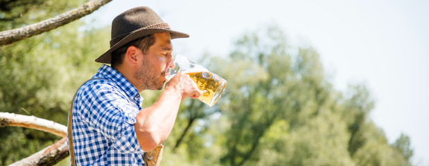 Freunde in Bayern Feiern Oktoberfest an der Isar 