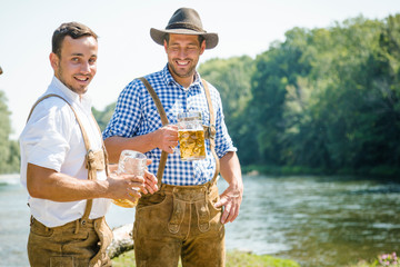 Freunde in Bayern Feiern Oktoberfest an der Isar 