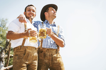 Freunde in Bayern Feiern Oktoberfest an der Isar 