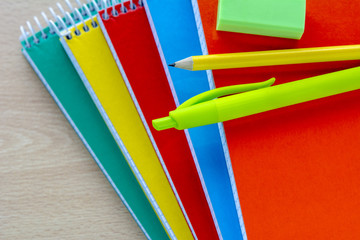 cuadernos de espiral con materiales escolares para la vuelta al cole 