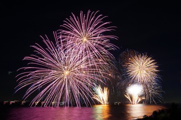 水面に浮かぶ花火 海上花火大会