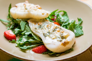 salad with pear and blue cheese