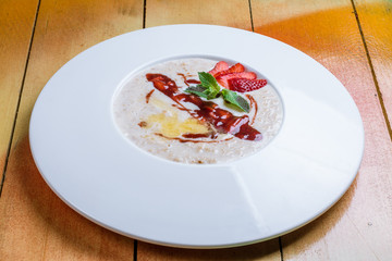 Oatmeal with berries