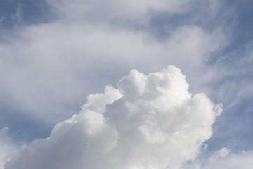 Obraz premium piękne niebo i piękne chmury na niebieskim niebie