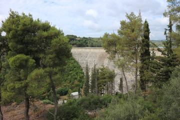 Fototapeta na wymiar Marathon Dam on Lake Marathon near Athens, Greece