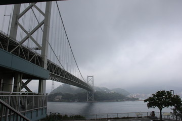 雨に煙る関門橋(壇之浦パーキングエリア/山口県)
