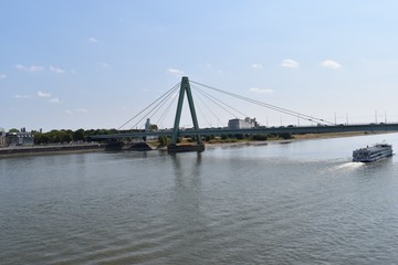 Fototapeta na wymiar Köln Rhein mit Severinsbrücke