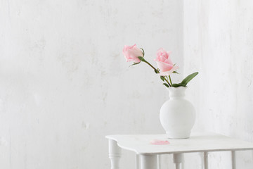 Fototapeta na wymiar roses oin vase on white background