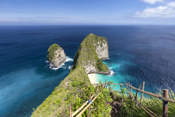 Stairs leading down to secluded Kelingking Beach on Nusa Penida, Indonesia. - obrazy, fototapety, plakaty