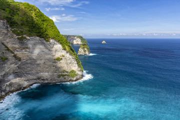 Rugged tropical coastline in Nusa Penida, Indonesia. - obrazy, fototapety, plakaty