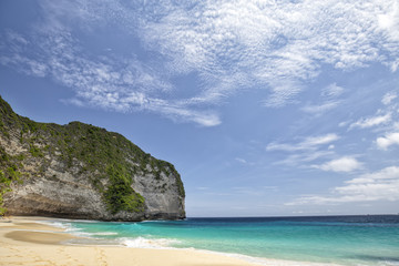 A sunny day at Kelingking Beach on Nusa Penida in Indonesia. - obrazy, fototapety, plakaty