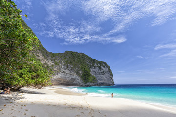 Fototapeta na wymiar Tropical Kelingking beach on a beautiful sunny day on Nusa Penida in Indonesia.