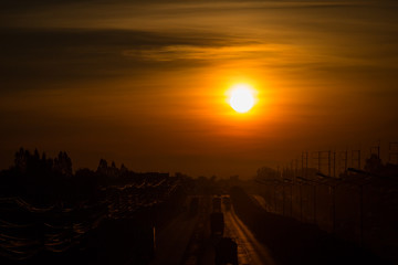 Obraz premium Silhouette Morning sun on the road