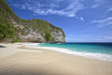 Wide angle view of tropical Kelingking beach on Nusa Penida in Indonesia. - obrazy, fototapety, plakaty