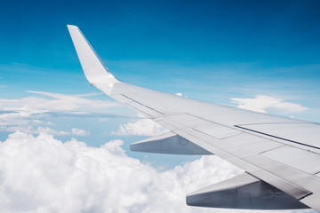 Blick auf Flugzeugtragfläche mit Wolken