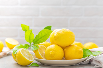 Fresh lemons with lemon leaves - obrazy, fototapety, plakaty