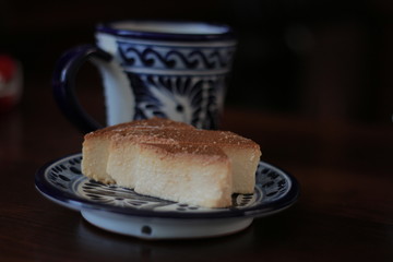 postre y cafe en plato y taza de talavera azul