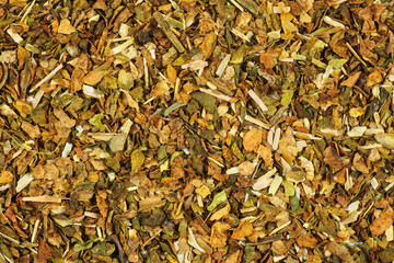 Chopped low-grade tobacco leaves