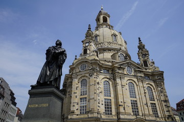 Fototapeta na wymiar Dresdner Frauenkirche und Lutherdenkmal