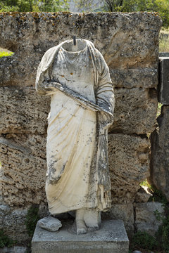 Kopflose Mormorstatue im alten Korinth, Griechenland