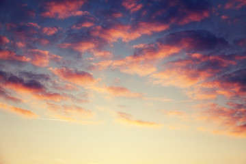 Obraz premium Piękny jaskrawy zmierzchu niebo z różowymi chmurami, naturalnym abstrakcjonistycznym tłem i teksturą, niebo, religia