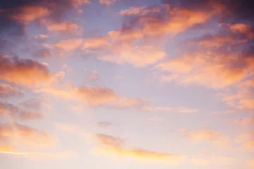 Crédence de cuisine en verre imprimé Ciel Beau ciel lumineux de coucher du soleil avec les nuages roses, le fond et la texture abstraits naturels, le ciel, la religion