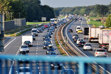 Straßenstau, ein Stau hat sich auf der Autobahn gebildet, stark stockender oder bis zum Stillstand kommender Verkehrsfluß