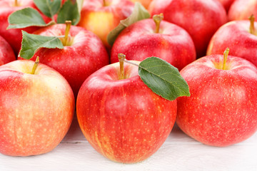 Naklejka na ściany i meble Äpfel Apfel Frucht Früchte Obst mit Blättern Hintergrund