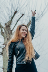 Mujer mano en el aire