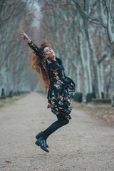 Mujer saltando vestido flores