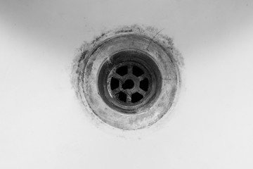 Drain the ceramic wash basin