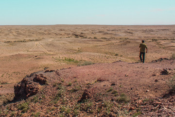 Fototapeta na wymiar Home marchant dans le désert de Gobi
