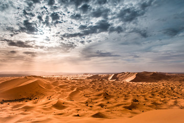 Fototapeta na wymiar dunkle Wolken über der Wüste