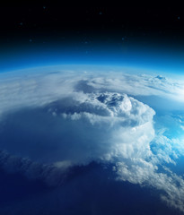 Fototapeta premium Burza z kosmosu na niebieskiej planecie Ziemi, 20 km nad ziemią / prawdziwe zdjęcie. Elementy tego zdjęcia dostarczone przez NASA