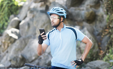 Junger Mann mit Helm und Trikot und Fahrrad