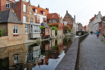Fototapeta na wymiar Canal in bruges belgium in autumn 