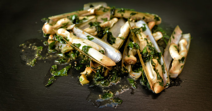couteaux de mer cuisin&eacute; &agrave; l'ail et au persil